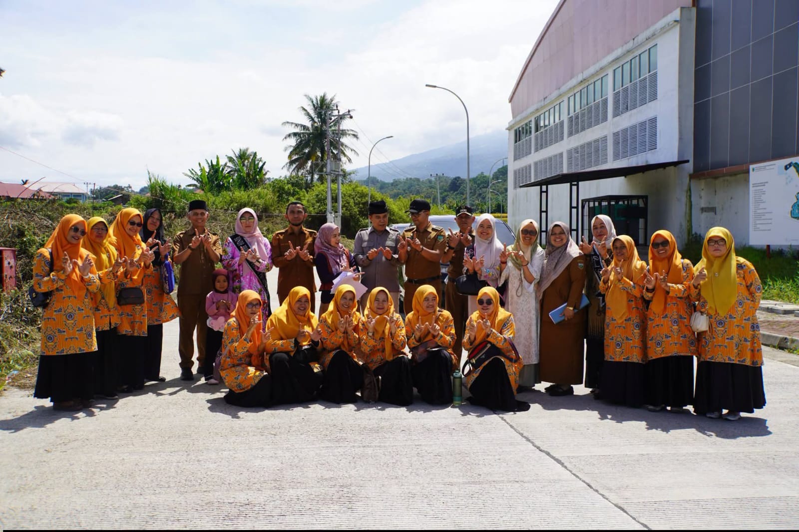 Kemendikdasmen poto bareng guru guru TK Pembina